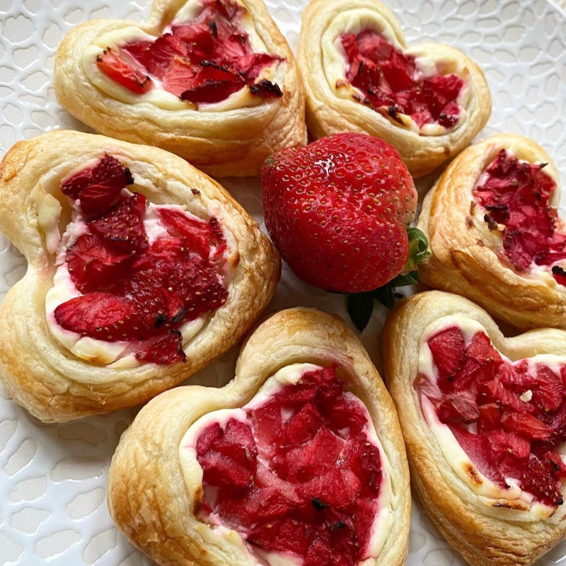 Strawberry Cream Cheese Heart Puffs – Tidy Tot